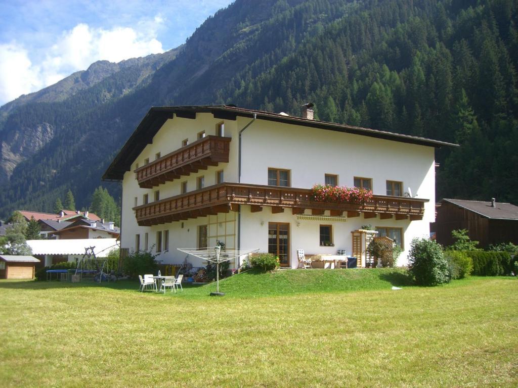 Haus Alpina Hotel Kaunertal Exterior photo